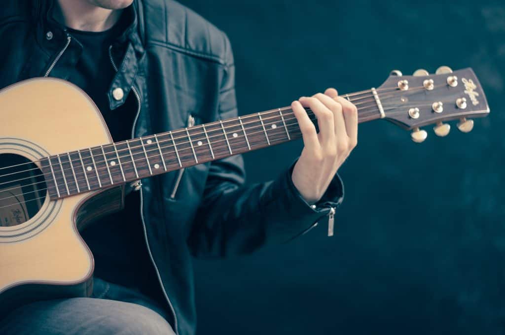 who-invented-the-guitar-a-brief-history-of-its-origin-enthuziastic