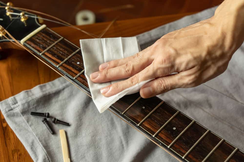 Oiling a fretboard